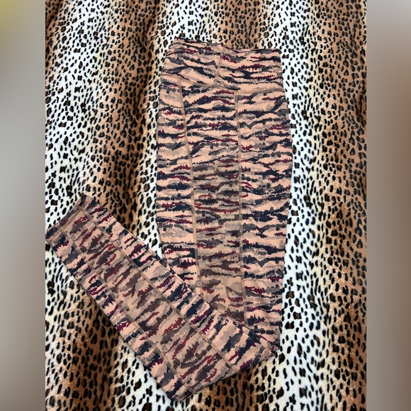 Fabletics On-The-Go PowerHold HW Leggings & Sports Bra  Cacao Tigress Sz L - Picture 12 of 16